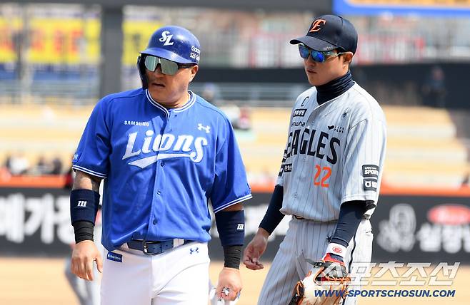 12일 대전한화생명볼파크에서 열린 KBO리그 한화 이글스와 삼성 라이온즈의 시범경기. 1회초 무사 1,2루 삼성 최형우가 투구에 맞은 뒤 통증을 호소하자 한화 채은성이 걱정하고 있다. 대전=박재만 기자