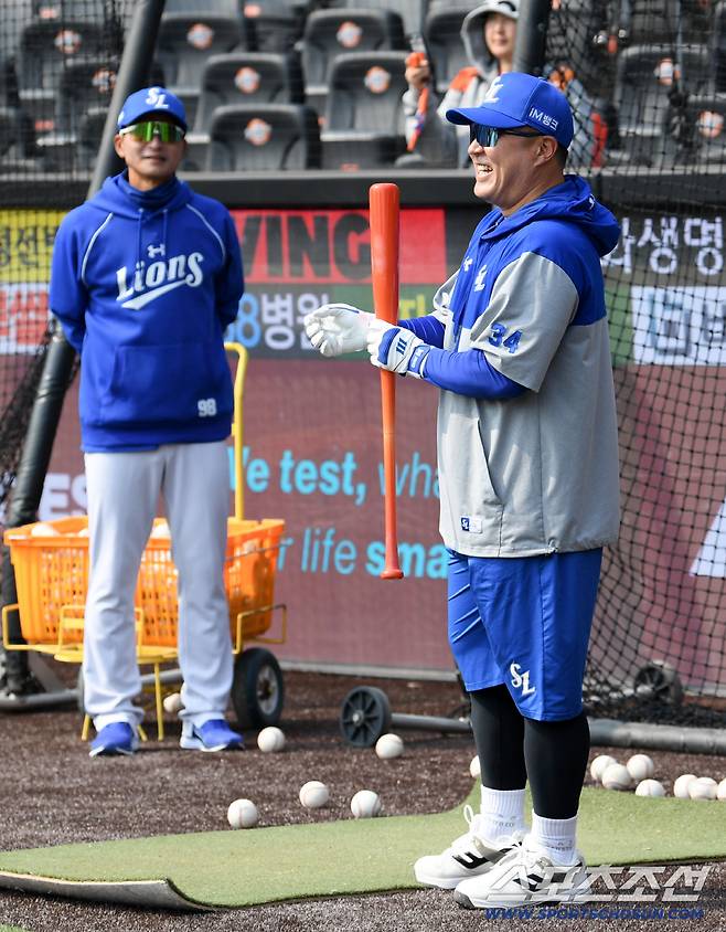 10년 만에 다시 입은 삼성 유니폼 최형우는 설레는 표정으로 경기를 준비했다.