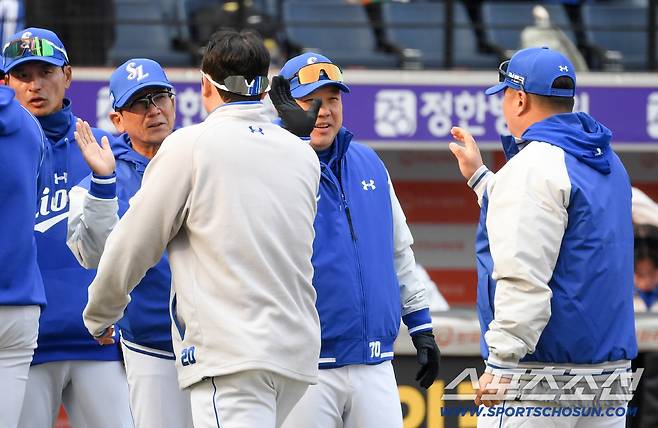 타선이 폭발하며 승리한 삼성 박진만 감독은 최형우부터 챙겼다.