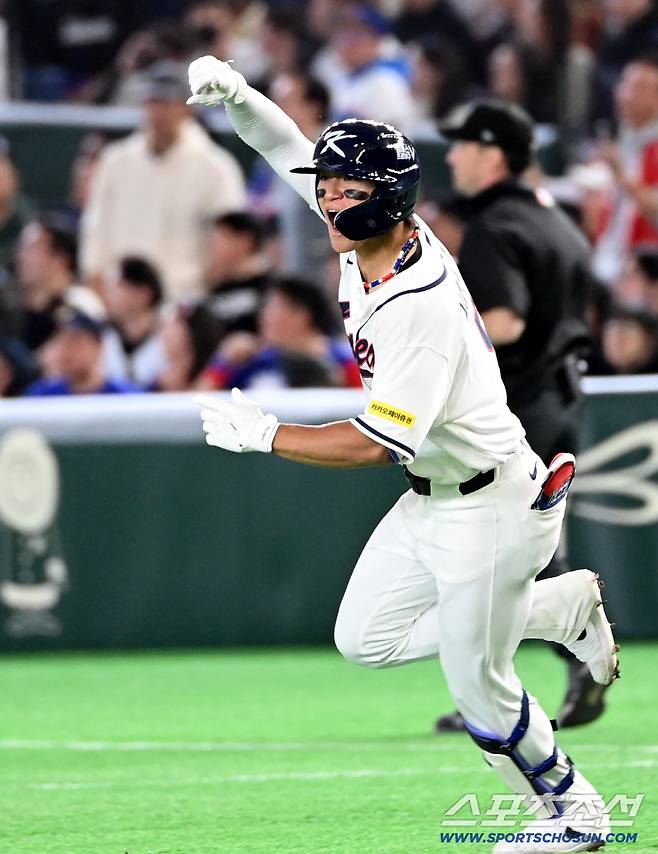 8일 일본 도쿄돔에서 열린 WBC(월드베이스볼클래식) 한국과 대만의 경기, 8회말 2사 1루 김도영이 1타점 동점 2루타를 치고 환호하고 있다. 도쿄(일본)=허상욱 기자wook@sportschosun.com/2026.03.08/