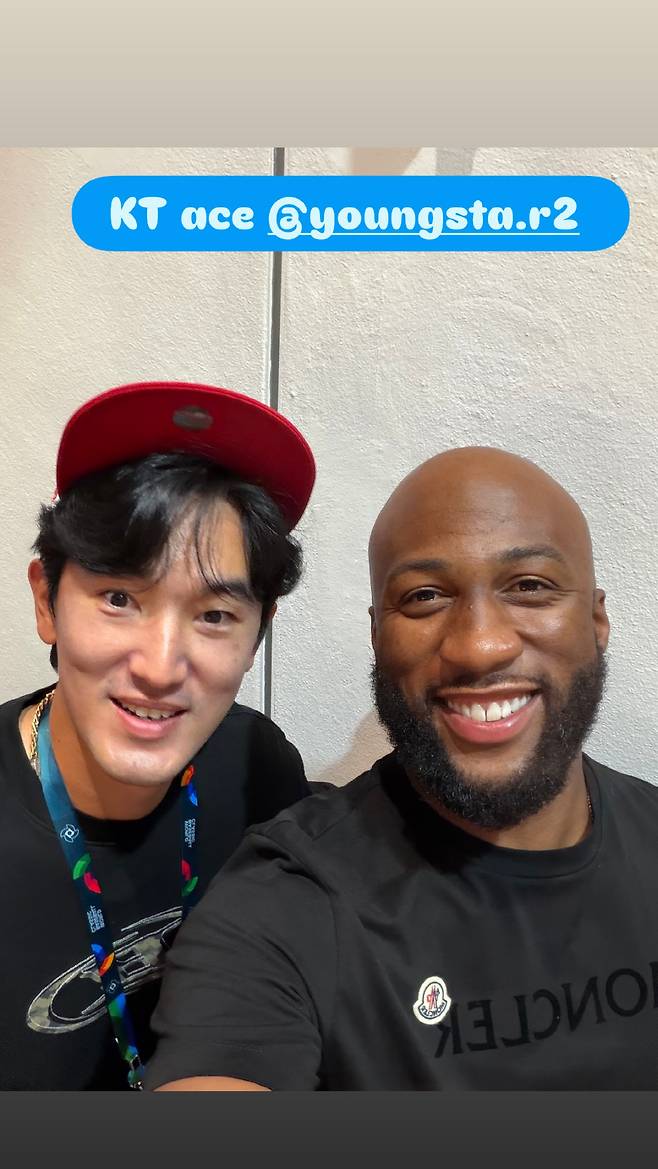 고영표와 로하스의 반가운 만남. 사진=로하스 SNS