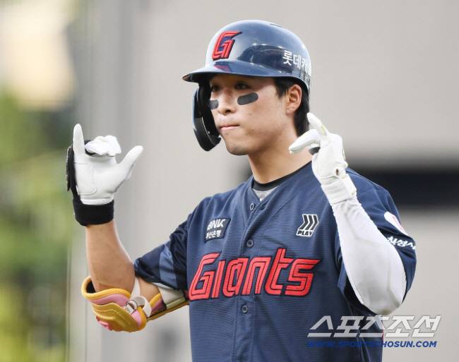 6일 광주 기아 챔피언스필드에서 열린 롯데-KIA전. 2회초 무사 1루 김동혁이 번트 안타를 성공시킨 후 기뻐하고 있다. 광주=정재근 기자 cjg@sportschosun.com/2025.7.6/