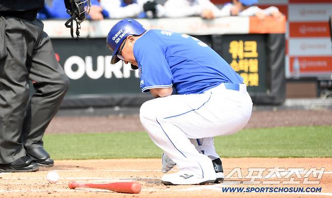 12일 대전한화생명볼파크에서 열린 KBO리그 한화 이글스와 삼성 라이온즈의 시범경기. 1회초 무사 1,2루 삼성 최형우가 투구에 맞은 뒤 통증을 호소하고 있다. 대전=박재만 기자 pjm@sportschosun.com/2026.03.12/