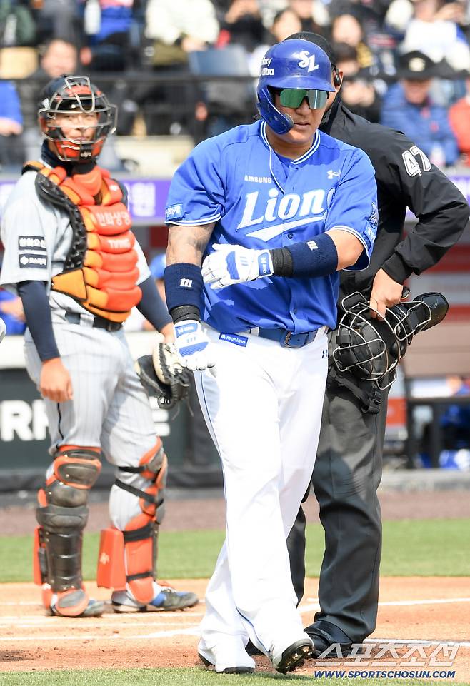 12일 대전한화생명볼파크에서 열린 KBO리그 한화 이글스와 삼성 라이온즈의 시범경기. 1회초 무사 1,2루 삼성 최형우가 투구에 맞은 뒤 통증을 호소하고 있다. 대전=박재만 기자 pjm@sportschosun.com/2026.03.12/
