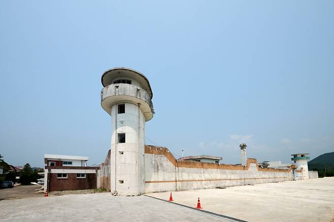 ◇장흥 빠삐용집은 과거 장흥교도소가  문화예술 공간으로 재탄생한 곳이다. 실제 교도소의 실내외 모습을 갖추고 있고, 다양한 문화시설이 있다. 주요 드라마와 영화의 세트장으로도 활용된다. 사진제공=지엔씨21