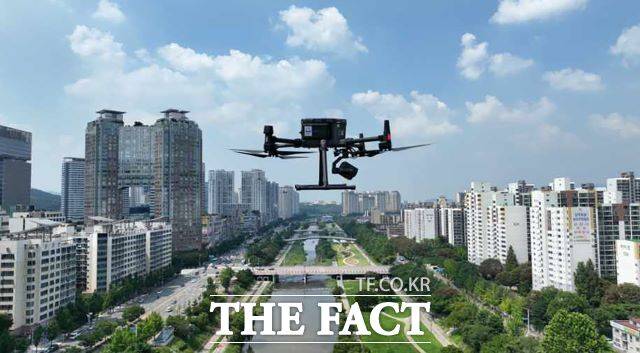 탄천 하늘을 날고 있는 성남시 회전익 드론. /성남시