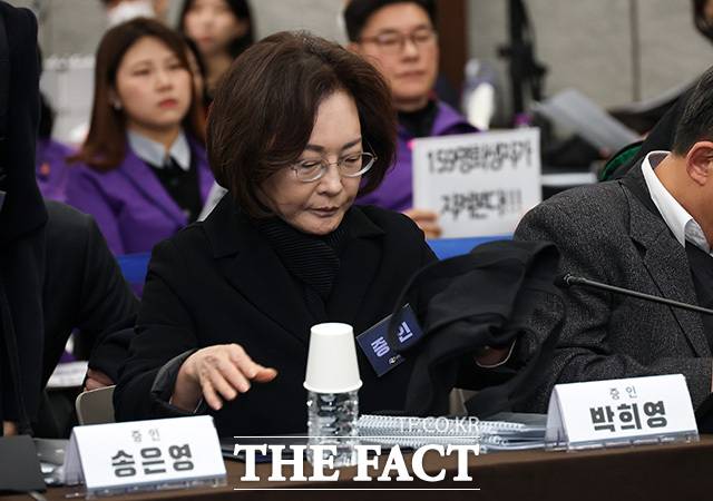 박 청장이 증인석에 앉아 있다.