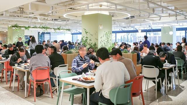 치솟는 외식 물가로 직장인들의 점심 한 끼 부담도 나날이 커지는 실정이다. 이런 상황에서 대내외 경기 불황으로 지갑을 열지 않으려는 분위기가 조성되면서 직장인들의 점심은 구내식당으로 향하고 있다. /현대그린푸드