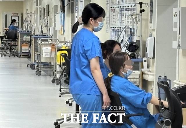 보건복지부는 공중보건의 감소 대책으로 공보의와 보건진료전담공무원에 의한 진료를 보완할 수 있는 비대면진료·원격협진을 활성화한다고 13일 밝혔다. 사진은 2024년 3월 24일 서울의 한 대학병원. /서예원 기자