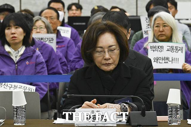 박희영 용산구청장이 13일 오전 서울 중구 은행회관에서 열린 '10·29 이태원 참사 진상규명 청문회'에 출석해 증인석에 앉아 있다. /송호영 기자