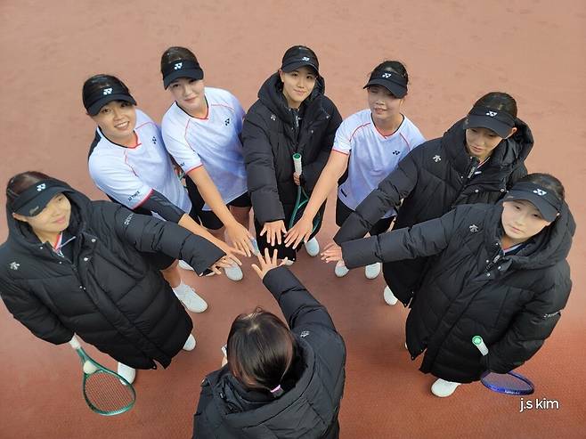 지난해 국내대회 4관왕 옥천군청 정구부 선수들이 한국을 대표해 일본 평화컵 히로시마 국제대회에 출전했다.&nbsp;