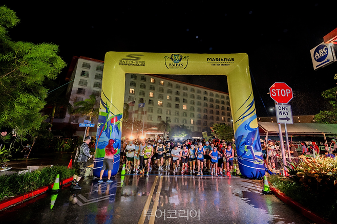 새벽 시간 사이판 가라판 크라운 플라자 리조트 앞에서 '사이판 마라톤 2026' 참가자들이 레이스를 시작하고 있다./ 사진- 마리아나관광청