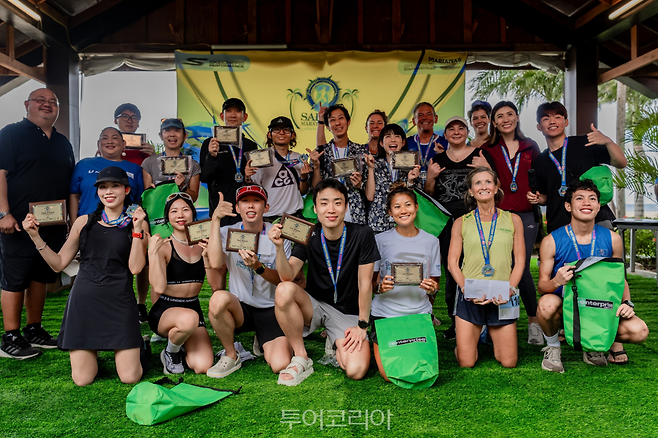 사이판 마라톤 시상식에서 입상자들과 시상자들이 함께 기념 촬영을 하고 있다. 마리아나 관광청 이사회 의장, 마리아나관광청 장, 크라운 플라자 리조트 사이판 대표 등이 참석했다./ 사진- 마리아나관광청