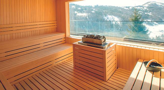 핀란드식 사우나에서는 고온의 사우나 스톤에 물을 부어 피어오르는 강한 증기를 직접 쐰다.