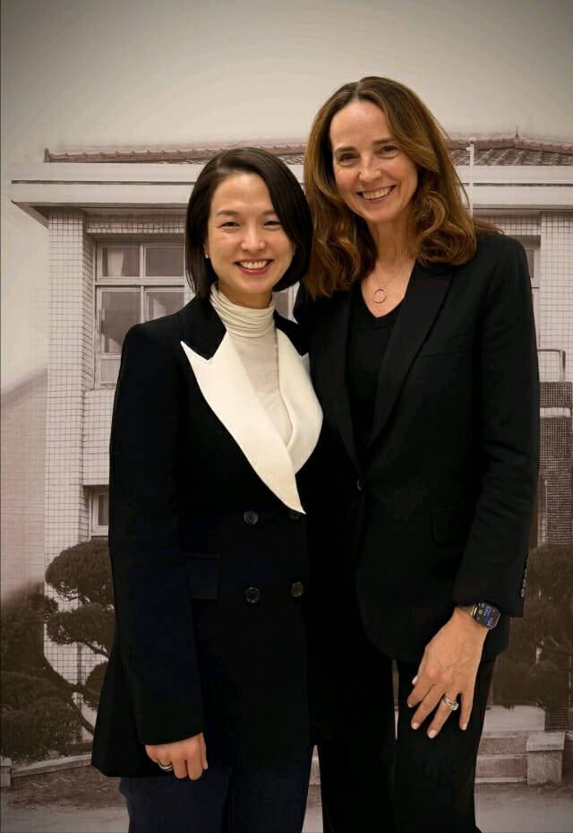 (왼쪽부터) 진윤정 업스테이지 CFO와 사라 프라이어 오픈AI CFO (사진=사라 프라이어 오픈AI CFO 링크드인)