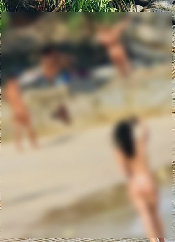 외국인 관광객들이 태국 푸켓의 한 해변에서 나체로 해수욕을 즐기는 모습. 페이스북 푸켓관광센터