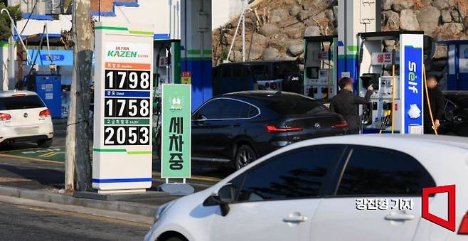 유류 판매가격의 상한선을 정하는 최고가격제가 시행된 13일 서울 한 주유소에서 휘발유를 리터당 1798원, 경유를 1758원에 판매하고 있다. 한국석유공사 유가정보시스템 오피넷에 따르면 전국 주유소 평균 휘발유 가격은 리터당 1893.3원으로 전날보다 5.5원 내렸다. 2026.3.13 강진형 기자