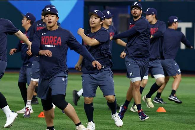 문보경을 비롯한 대한민국 야구 대표팀이 12일(현지시간) 미국 플로리다주 마이애미 론디포파크에서 열린 월드베이스볼클래식(WBC) 공식 훈련에서 몸을 풀고 있다. 연합뉴스