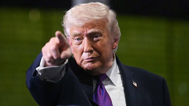 도널드 트럼프 미국 대통령이 11일 켄터키주 헤브론에서 연설을 하기에 앞서 청중을 가리키고 있다. /AFP 연합뉴스