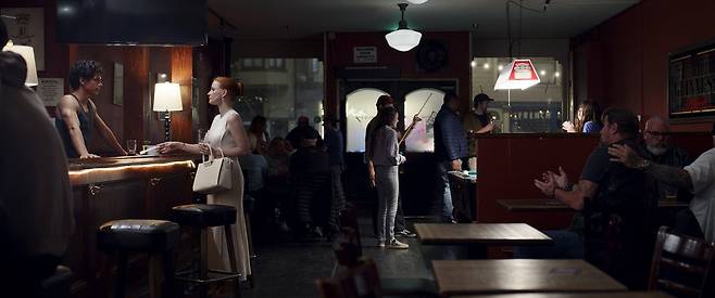 영화 '드림스'에서 페르난도(제일 왼쪽)를 만나러 온 제니퍼가 무언가를 건네주는 장면입니다. 그게 뭔지는 곧 밝혀져요. 제니퍼는 페르난도를 원하는 대로 조종할 수 있다고 생각하지만, 글쎄요. 그렇게 착각하도록 페르난도에게 조종당하고 있는건지도 모르지요./디스테이션