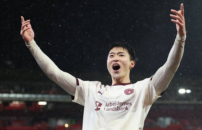 13일 노팅엄과의 UEL 16강 1차전에서 결승골을 넣은 조규성이 승리 후 기뻐하고 있다. /EPL 연합뉴스