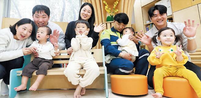 지난 11일 오전 경북 포항시 남구에 있는 포스코퓨처엠 본사 어린이집에서 직원들이 자녀와 함께 환하게 웃고 있다. 포스코퓨처엠은 직원들의 결혼부터 출산, 보육, 교육까지 단계적 지원을 펼치고 있다./김동환 기자