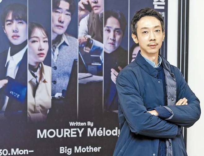 최연소 서울시극단장에 취임한 뒤 첫 연출작인 ‘빅 마더’ 포스터 앞에 선 이준우 단장./세종문화회관