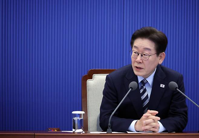 이재명 대통령이 12일 청와대 여민관에서 열린 수석보좌관회의에서 발언하고 있다./뉴스1