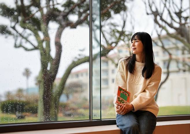 포토에세이『마누 이야기』(무제 펴냄)를 펴낸 배우 문정희