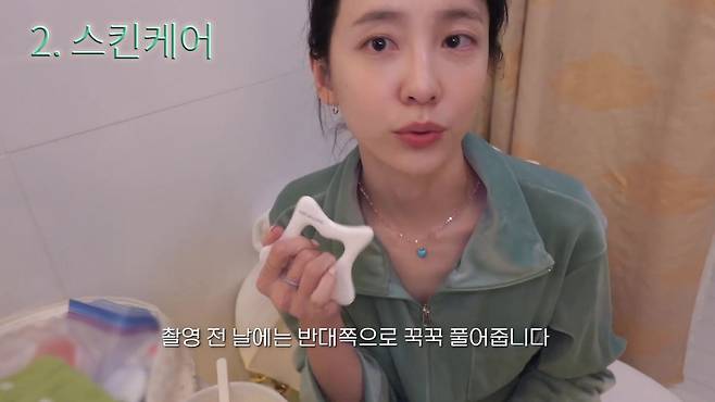 괄사를 사용할 때는 오일이나 크림을 사용해 마찰을 최소화해야 피부에 자극이 덜 간다. 유튜브 〈나무엑터스 NAMOOACTORS Official〉