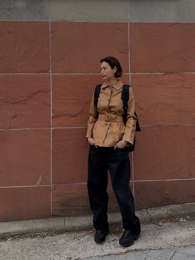 숏 트렌치코트를 힙한 캐주얼하게 스타일링한 나나. 인스타그램 @jin_a_nana