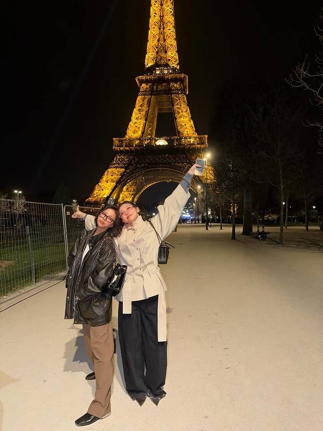 숏 트렌치코트를 드레시하게 연출한 이시안. 인스타그램 @youseeany