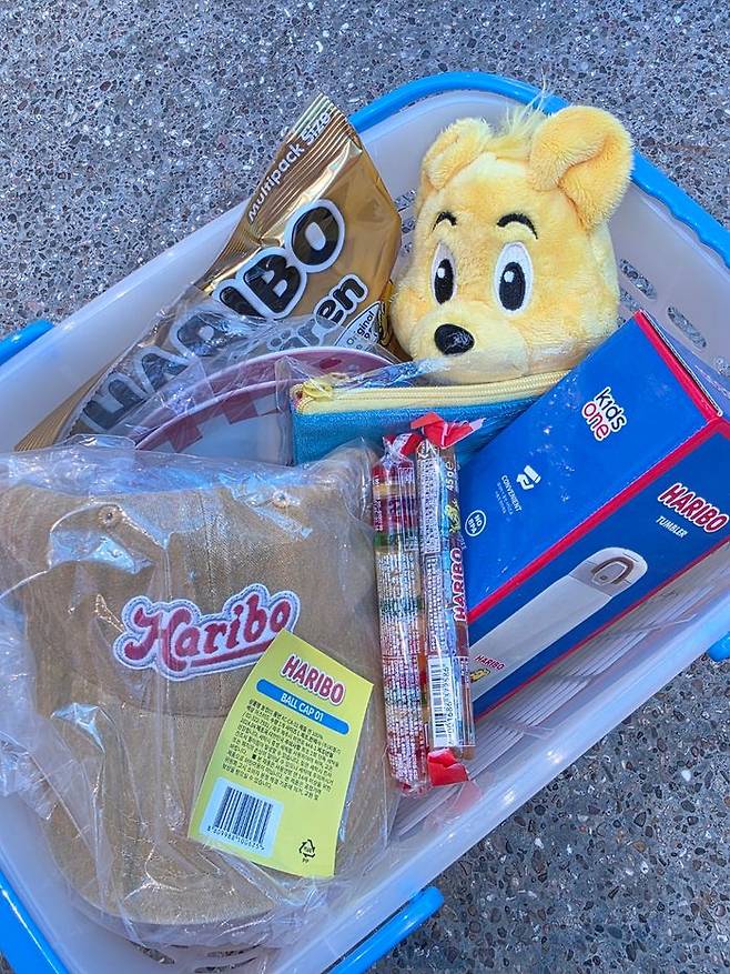‘하리보 스위트 타운’ 팝업스토어에서 구매한 젤리와 캐릭터 굿즈가 장바구니에 담겨 있다.ⓒ임유정 기자