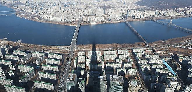 12일 한국부동산원 3월 둘째 주 주간 아파트 가격 동향에 따르면 서울 강남 3구와 용산구, 강동구 아파트값이 하락했다. 송파구 롯데월드타워에서 내려다본 아파트 단지. 뉴스1