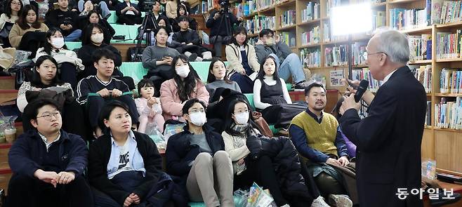 9일 오후 서울 중구 서울도서관 ‘생각마루’에서 ‘엄마 북(Book)돋움’ 사업의 연계 프로그램인 ‘월간 북돋움’ 강연이 진행되고 있다. 교육 전문가인 조벽 고려대 석좌교수(오른쪽)가 ‘인공지능(AI) 시대의 아이를 키우는 방법’을 주제로 이날 강연했다. 전영한 기자 scoopjyh@donga.com