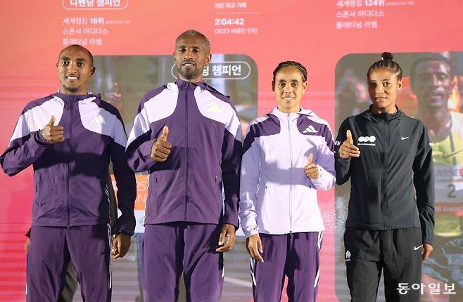 2026 서울마라톤 겸 제96회 동아마라톤에 출전하는 하프투 테클루 아세파와 시세이 렘마 카사예, 베켈레치 구데타 보레차, 티루예 메스핀 아만(왼쪽부터·이상 에티오피아)이 13일 열린 해외 초청 선수 기자회견에서 기념촬영을 하고 있다. 신원건 기자 laputa@donga.com