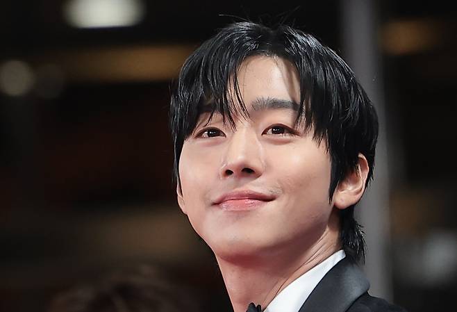 배우 안효섭이 지난해 11월 19일 오후 서울 영등포구 KBS홀에서 열린 제46회 청룡영화상 시상식에 참석해 레드카펫을 밟고 있다. 뉴스1