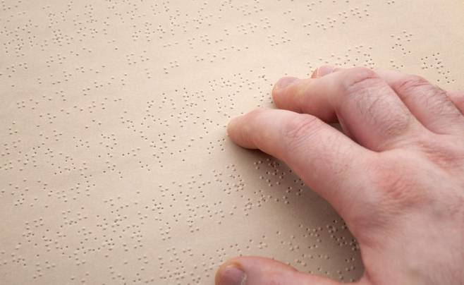 선천적 시각장애인인 가현욱 KAIST 교수 연구팀이 문장의 뜻을 이해해 점자로 변환하는 번역 엔진 'K-Braille'을 개발했다. 게티이미지뱅크 제공