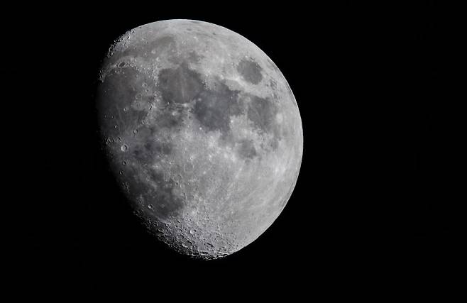 소행성이 지구나 달에 충돌할 경우 위성 항법망 교란부터 지역 단위 피해까지 다양한 결과를 초래할 수 있다. 최근 강력한 우주망원경의 등장으로 위협 소행성을 조기에 발견하고 충돌 가능성을 빠르게 배제하는 행성 방어 체계가 빠르게 발전하고 있다. 게티이미지뱅크 제공