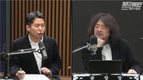 장인수 전 MBC 기자가 10일 ‘김어준의 겸손은 힘들다 뉴스공장’에 출연한 모습. 오른쪽은 김어준씨. 김어준 유튜브 채널 캡처.