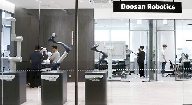 새롭게 조성된 ‘두산로보틱스 이노베이션 센터’의 연구개발 인력들이 기술 및 제품에 대한 논의를 진행하고 있다. 두산로보틱스 제공