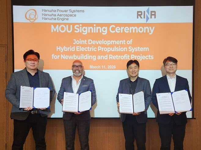 지난 11일 한화에어로스페이스 윤진성 MDS 사업단장, RINA Simone Manca North Asia Marine Vice President, 한화파워시스템 김형석 선박솔루션사업부장,한화엔진 김은철 설계 담당(좌측부터)이 포즈를 취하고 있다. 한화파워시스템 제공