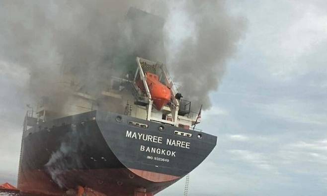 이란 공격으로 불이 붙은 태국 선적 마유리나리호.뉴시스