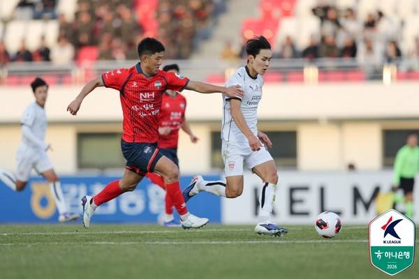 이수빈(왼쪽, 김천상무), 황서웅(포항스틸러스). 한국프로축구연맹 제공