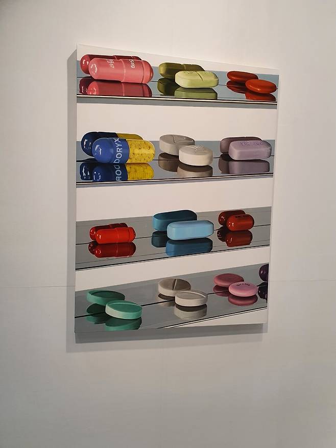 현대인은 영양제를 통해 자신의 건강을 주도적으로 관리하는 ‘힙한 사람’이 되고자 한다. 사진은 약에 대한 맹신을 비판적으로 다룬 데이미언 허스트의 설치 미술 작품.