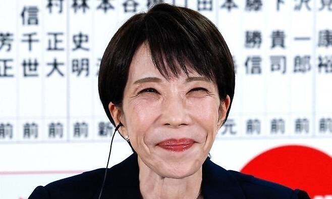 다카이치 사나에 일본 총리가 지난달 8일(현지시각) 도쿄 자민당 본부에서 열린 중의원 선거 때 언론과 대화하던 중 미소 짓고 있다. 도쿄/AFP 연합뉴스