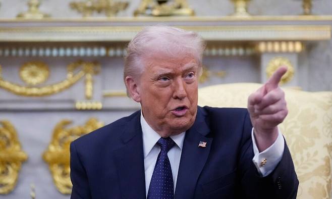 도널드 트럼프 미국 대통령이 3일(현지시각) 워싱턴 백악관 집무실에서 프리드리히 메르츠 독일 총리와 회담하며 발언하고 있다. 워싱턴/AP 연합뉴스