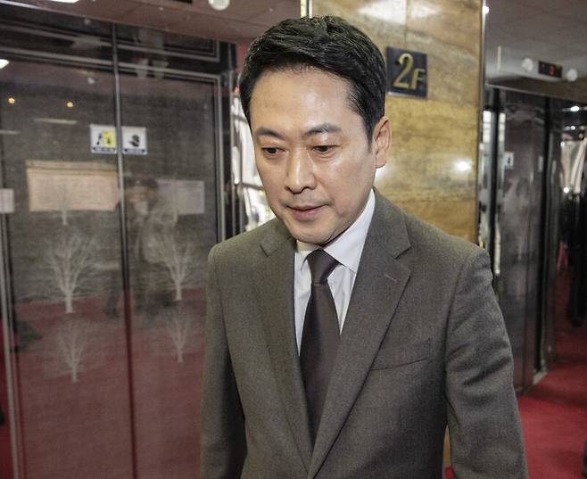 장동혁 국민의힘 대표가 13일 국회에서 취재진 질문에 답변을 마치고 국회 본청을 떠나고 있다. 연합뉴스