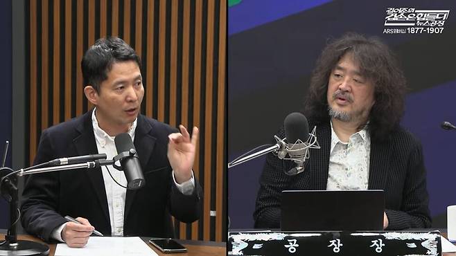 2026년 3월10일 유튜브 방송 ‘김어준의 겸손은 힘들다 뉴스공장’에 출연해 정부 고위 인사와 검사들의 ‘거래설’을 제기하는 ‘1인 저널리스트’ 장인수(왼쪽)씨. 유튜브 갈무리