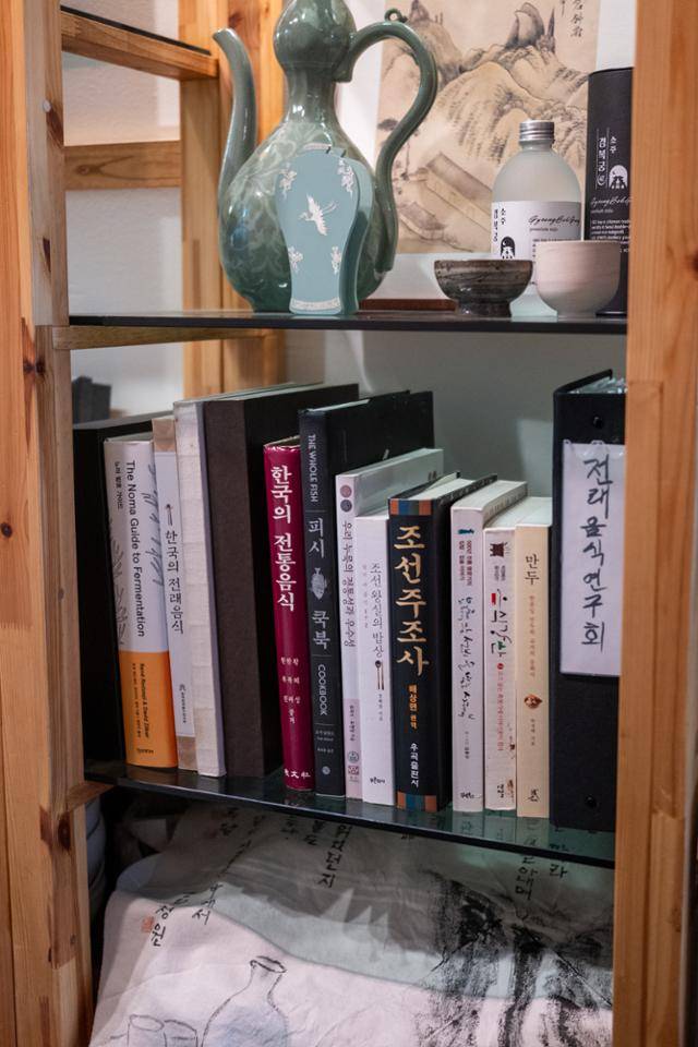 매장 한편에 놓여 있는 요리 서적. 장준우 제공